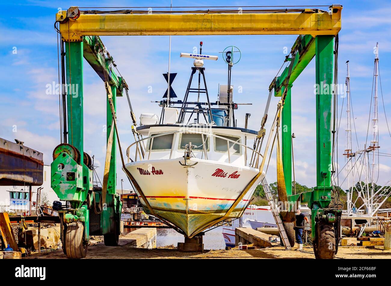 Un bateau à crevettes est hissé dans l'air alors qu'il est en cale sèche pour réparation dans un chantier naval local, le 17 février 2018, à Bayou la Berre, Alabama. Banque D'Images