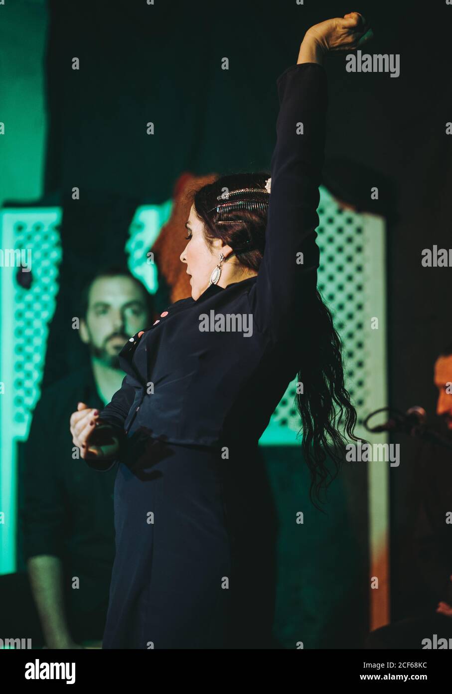 Danseuse hispanique de flamenco féminine sur scène de théâtre Banque D'Images