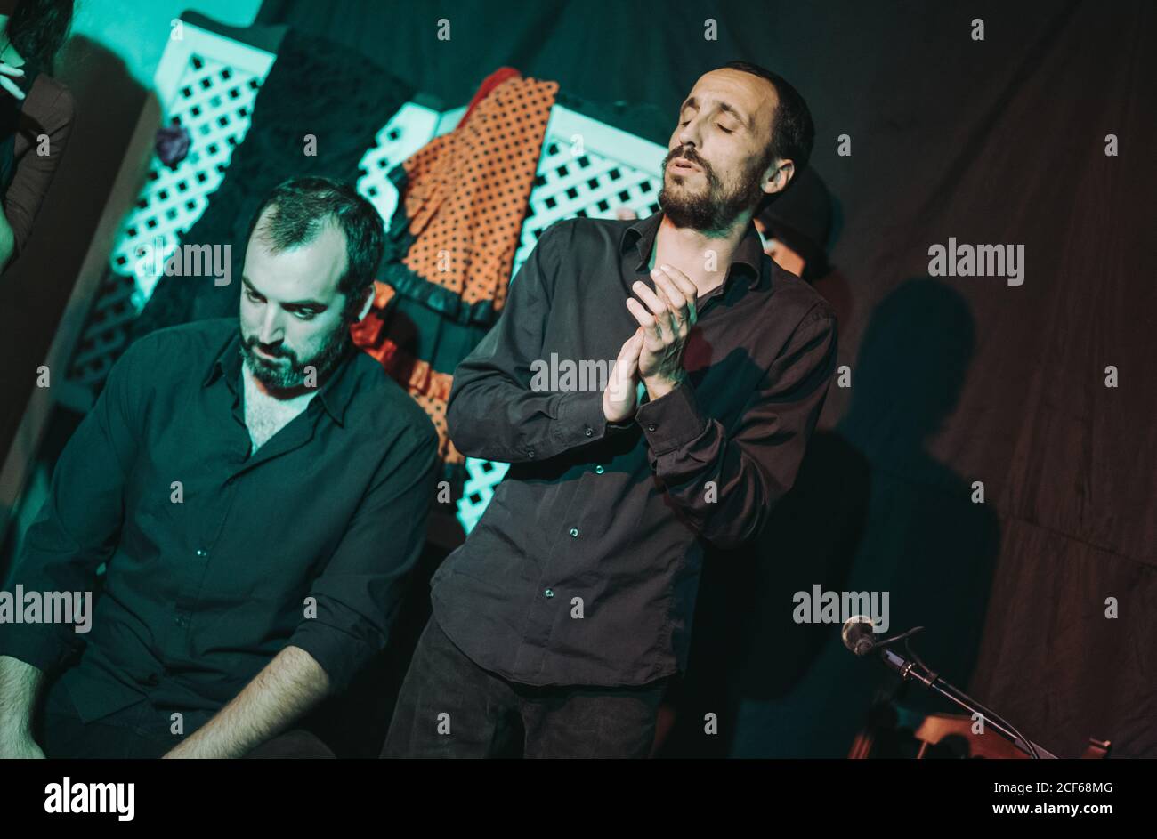 Un musicien hispanique adulte se claquant tout en chantant une chanson de flamenco sur scène Banque D'Images