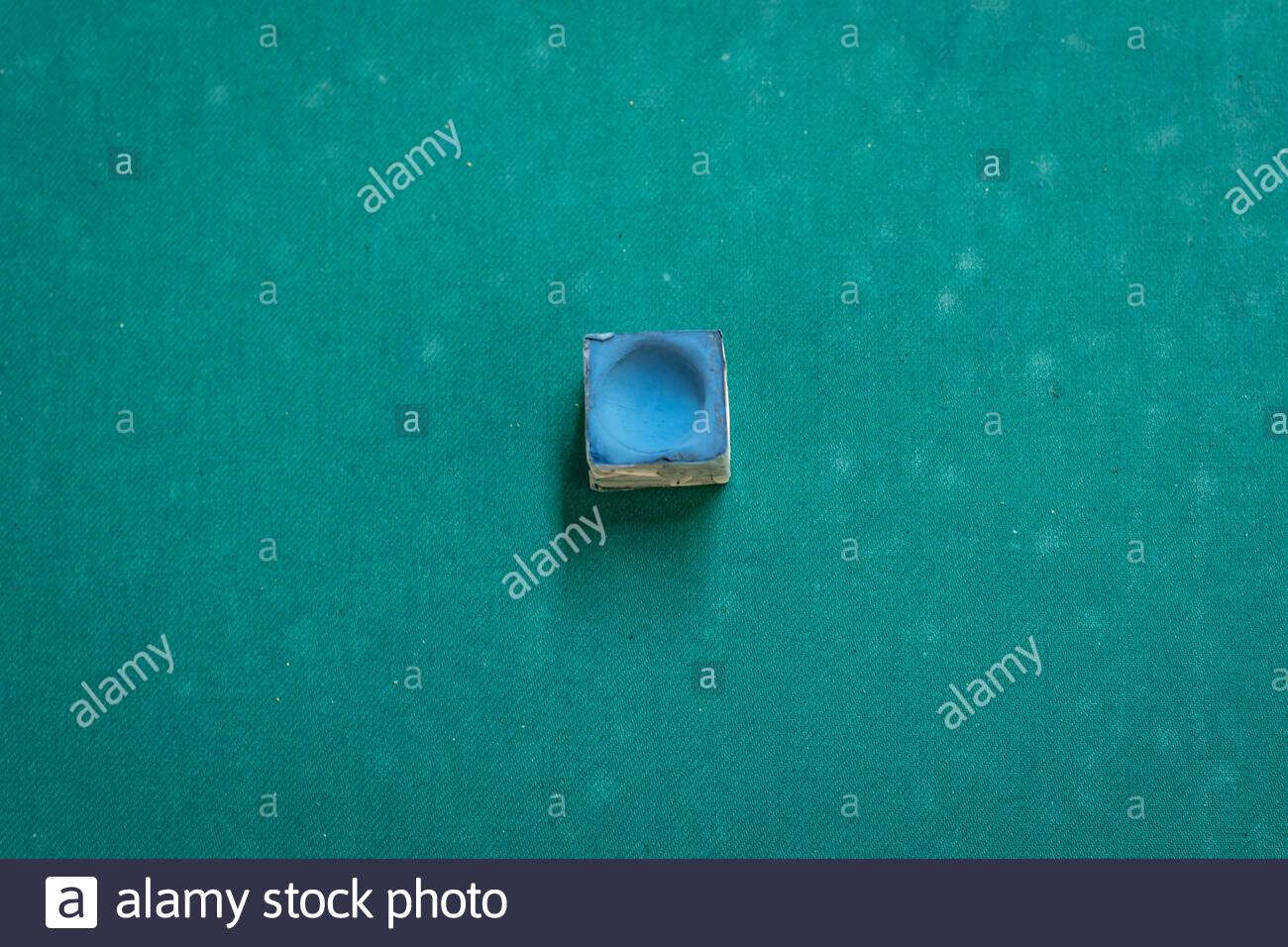 Une craie de snooker sur une table de billard Banque D'Images