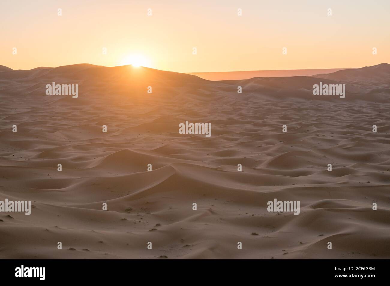 Paysage désertique minimaliste avec dunes de sable et ciel bleu clair Au Maroc Banque D'Images