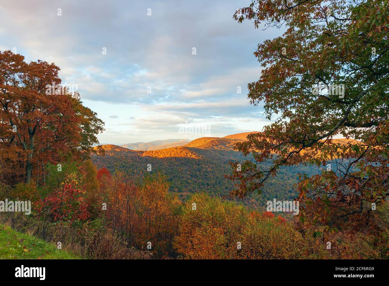 Vue sur les montagnes colorées Blue Ridge depuis Skyline Drive en automne. Parc national de Shenandoah. Virginie. ÉTATS-UNIS Banque D'Images Vue sur les montagnes colorées Blue Ridge depuis Skyline Drive en automne. Parc national de Shenandoah. Virginie. ÉTATS-UNIS Banque D'Images