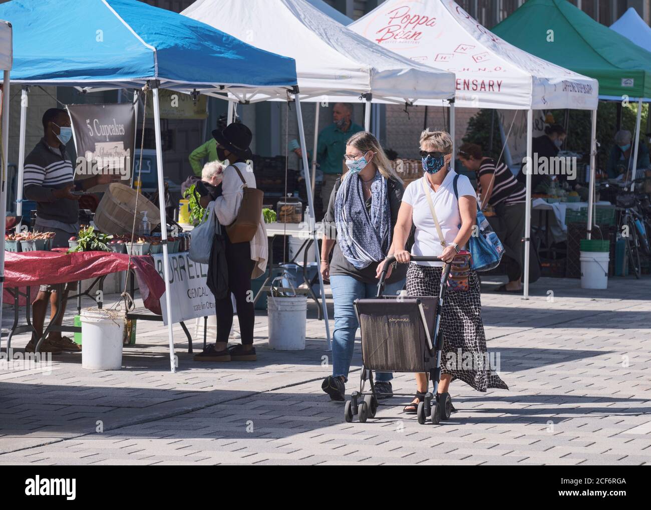 Marché des agriculteurs de Landsdown à Ottawa : les gens qui se promètent dans la région où la majorité des gens portent des masques faciaux pour garder la distance à acheter des produits Banque D'Images