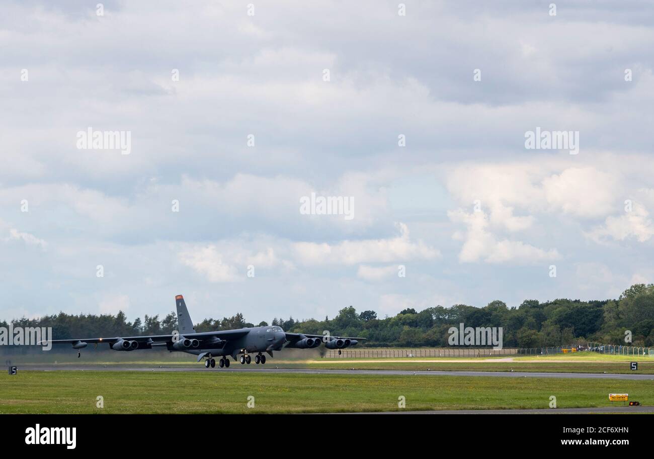 Une Stratoforteresse américaine B-52H affectée à la 5e Escadre Bomb à la base aérienne de Minot, Dakota du Nord, se soulève d'une ligne de vol pour une mission de la Force opérationnelle d'bombardier en Europe, le 1er septembre 2020. Les États-Unis démontrent régulièrement et visiblement leur engagement envers nos alliés et nos partenaires grâce à l'emploi mondial de nos forces militaires. (É.-U. Photo de la Force aérienne par le Premier Airman Xavier Navarro) Banque D'Images