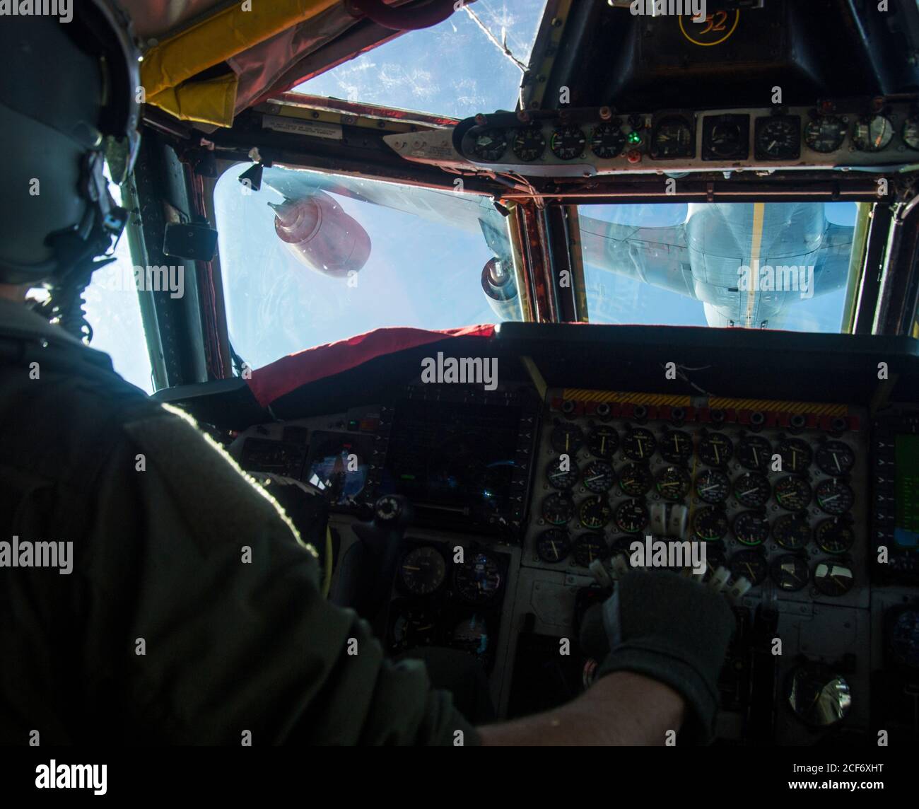 Un KC-135 Stratotanker ravitaillent en carburant une B-52H Stratoforteresse affectée à la 5e Escadre Bomb à la base aérienne de Minot, Dakota du Nord, à l'appui de la mission de la Force opérationnelle pour bombardier en Europe, le 2 septembre 2020. Les rotations de la Force opérationnelle pour bombardiers en Europe permettent aux bombardiers B-52 de mener une intégration et une formation au théâtre avec les alliés de l'OTAN et d'autres partenaires, ainsi qu'avec d'autres forces aériennes américaines et des unités conjointes, afin d'améliorer l'interopérabilité des bombardiers dans le théâtre. (É.-U. Vidéo de l'Armée de l'air par le Premier Airman Xavier Navarro) Banque D'Images