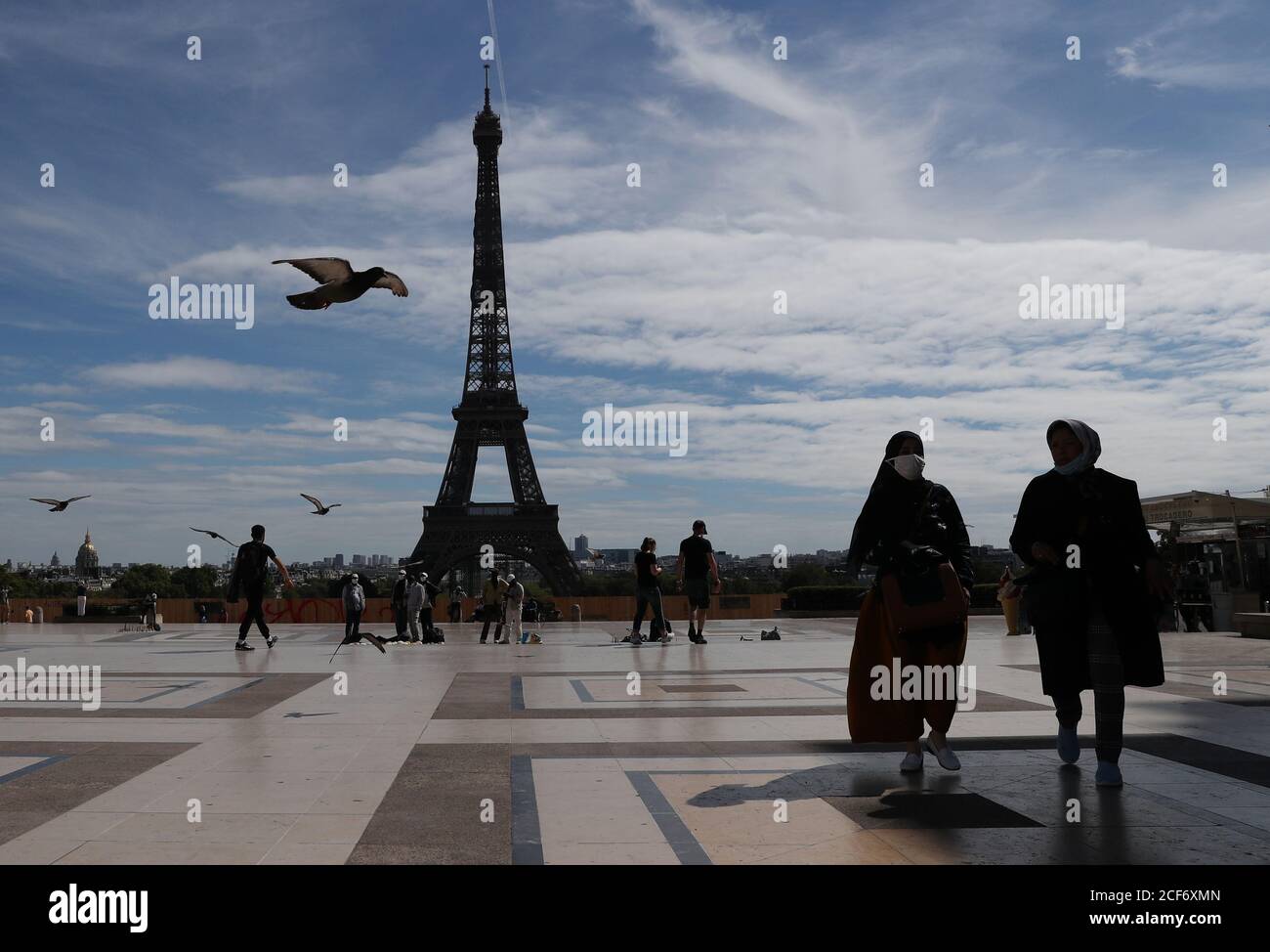 (200904) -- PARIS, le 4 septembre 2020 (Xinhua) -- les personnes portant des masques marchent sur la place du Trocadéro près de la Tour Eiffel à Paris, France, le 3 septembre 2020. Le gouvernement français entend mobiliser 100 milliards d'euros (118 milliards de dollars US) dans un plan de redressement de taille historique pour aider le pays à se remettre de la crise pandémique du coronavirus, a annoncé jeudi le Premier ministre Jean Castex. La transition écologique, la compétitivité et la cohésion sociale ont été identifiées comme les trois piliers du plan surnommé « France relance », qui selon Castex était « le plus massif annoncé à ce jour parmi les principaux Européens Banque D'Images