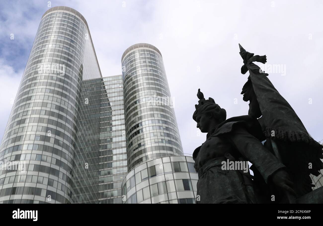 (200904) -- PARIS, le 4 septembre 2020 (Xinhua) -- des bâtiments sont vus dans le quartier d'affaires de la Défense près de Paris, France, le 3 septembre 2020. Le gouvernement français entend mobiliser 100 milliards d'euros (118 milliards de dollars US) dans un plan de redressement de taille historique pour aider le pays à se remettre de la crise pandémique du coronavirus, a annoncé jeudi le Premier ministre Jean Castex. La transition écologique, la compétitivité et la cohésion sociale ont été identifiées comme les trois piliers du plan baptisé « France relance », qui selon Castex était « le plus massif annoncé à ce jour parmi les principaux pays européens ». (Xinhu Banque D'Images