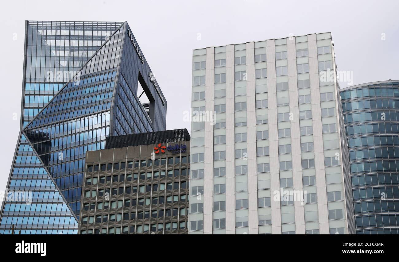 (200904) -- PARIS, le 4 septembre 2020 (Xinhua) -- des bâtiments sont vus dans le quartier d'affaires de la Défense près de Paris, France, le 3 septembre 2020. Le gouvernement français entend mobiliser 100 milliards d'euros (118 milliards de dollars US) dans un plan de redressement de taille historique pour aider le pays à se remettre de la crise pandémique du coronavirus, a annoncé jeudi le Premier ministre Jean Castex. La transition écologique, la compétitivité et la cohésion sociale ont été identifiées comme les trois piliers du plan baptisé « France relance », qui selon Castex était « le plus massif annoncé à ce jour parmi les principaux pays européens ». (Xinhu Banque D'Images