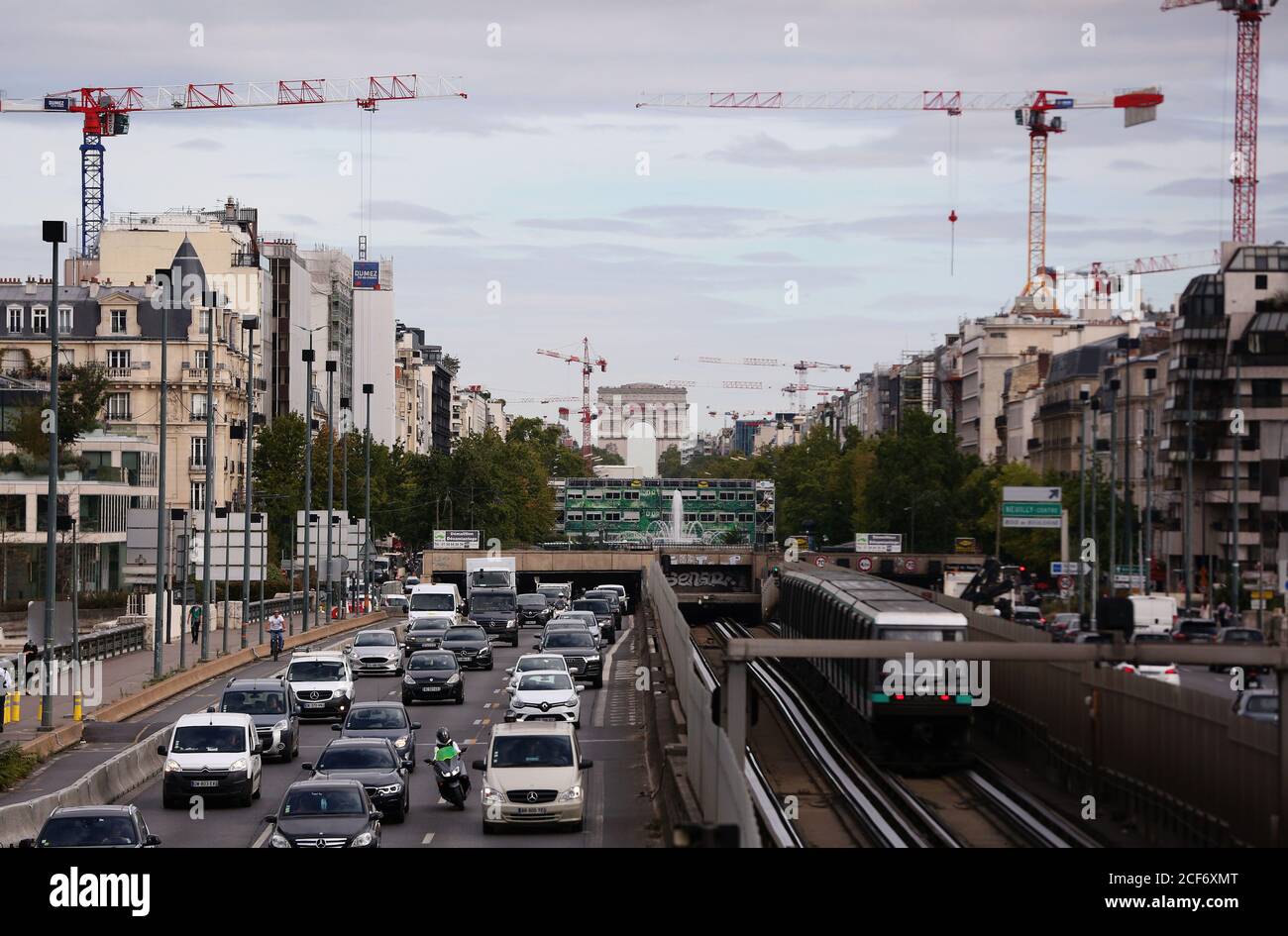(200904) -- PARIS, le 4 septembre 2020 (Xinhua) -- l'Arc de Triomphe est vu avec des grues à tour à proximité du quartier d'affaires de la Défense à Paris, France, le 3 septembre 2020. Le gouvernement français entend mobiliser 100 milliards d'euros (118 milliards de dollars US) dans un plan de redressement de taille historique pour aider le pays à se remettre de la crise pandémique du coronavirus, a annoncé jeudi le Premier ministre Jean Castex. La transition écologique, la compétitivité et la cohésion sociale ont été identifiées comme les trois piliers du plan surnommé 'relance de la France', dont Catex a dit qu'il était 'le plus massif annoncé à ce jour parmi Banque D'Images