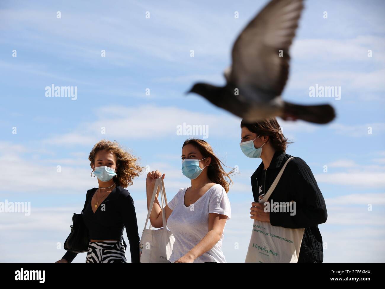 (200904) -- PARIS, le 4 septembre 2020 (Xinhua) -- les personnes portant des masques marchent sur la place du Trocadéro près de la Tour Eiffel à Paris, France, le 3 septembre 2020. Le gouvernement français entend mobiliser 100 milliards d'euros (118 milliards de dollars US) dans un plan de redressement de taille historique pour aider le pays à se remettre de la crise pandémique du coronavirus, a annoncé jeudi le Premier ministre Jean Castex. La transition écologique, la compétitivité et la cohésion sociale ont été identifiées comme les trois piliers du plan surnommé « France relance », qui selon Castex était « le plus massif annoncé à ce jour parmi les principaux Européens Banque D'Images