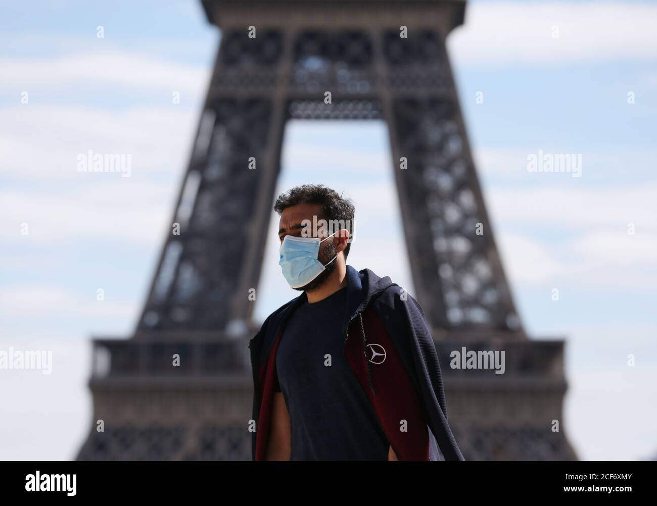 (200904) -- PARIS, le 4 septembre 2020 (Xinhua) -- UN homme portant un masque marche sur le Trocadéro place près de la Tour Eiffel à Paris, France, le 3 septembre 2020. Le gouvernement français entend mobiliser 100 milliards d'euros (118 milliards de dollars US) dans un plan de redressement de taille historique pour aider le pays à se remettre de la crise pandémique du coronavirus, a annoncé jeudi le Premier ministre Jean Castex. La transition écologique, la compétitivité et la cohésion sociale ont été identifiées comme les trois piliers du plan surnommé « France relance », qui selon Castex était « le plus massif annoncé à ce jour parmi les principaux Européens Banque D'Images
