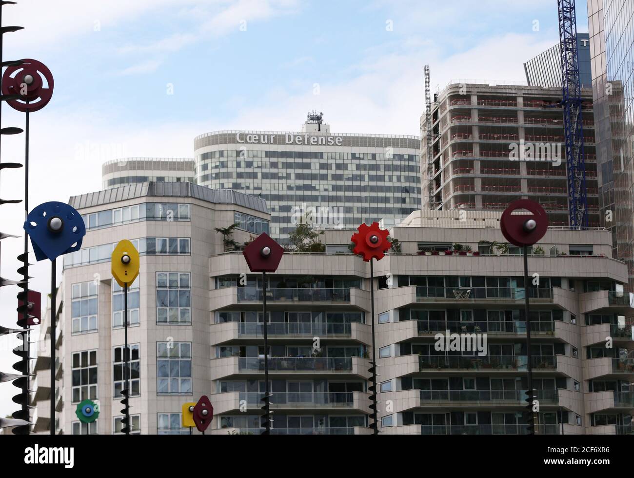 (200904) -- PARIS, le 4 septembre 2020 (Xinhua) -- des bâtiments sont vus dans le quartier d'affaires de la Défense près de Paris, France, le 3 septembre 2020. Le gouvernement français entend mobiliser 100 milliards d'euros (118 milliards de dollars US) dans un plan de redressement de taille historique pour aider le pays à se remettre de la crise pandémique du coronavirus, a annoncé jeudi le Premier ministre Jean Castex. La transition écologique, la compétitivité et la cohésion sociale ont été identifiées comme les trois piliers du plan baptisé « France relance », qui selon Castex était « le plus massif annoncé à ce jour parmi les principaux pays européens ». (Xinhu Banque D'Images