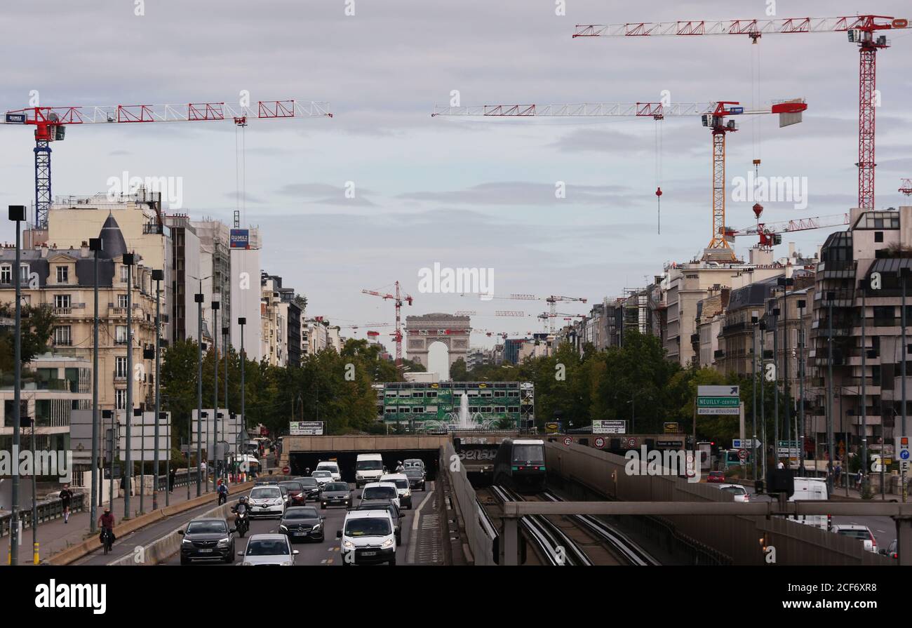 (200904) -- PARIS, le 4 septembre 2020 (Xinhua) -- l'Arc de Triomphe est vu avec des grues à tour à proximité du quartier d'affaires de la Défense à Paris, France, le 3 septembre 2020. Le gouvernement français entend mobiliser 100 milliards d'euros (118 milliards de dollars US) dans un plan de redressement de taille historique pour aider le pays à se remettre de la crise pandémique du coronavirus, a annoncé jeudi le Premier ministre Jean Castex. La transition écologique, la compétitivité et la cohésion sociale ont été identifiées comme les trois piliers du plan surnommé 'relance de la France', dont Catex a dit qu'il était 'le plus massif annoncé à ce jour parmi Banque D'Images