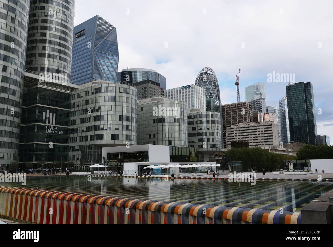 (200904) -- PARIS, le 4 septembre 2020 (Xinhua) -- des bâtiments sont vus dans le quartier d'affaires de la Défense près de Paris, France, le 3 septembre 2020. Le gouvernement français entend mobiliser 100 milliards d'euros (118 milliards de dollars US) dans un plan de redressement de taille historique pour aider le pays à se remettre de la crise pandémique du coronavirus, a annoncé jeudi le Premier ministre Jean Castex. La transition écologique, la compétitivité et la cohésion sociale ont été identifiées comme les trois piliers du plan baptisé « France relance », qui selon Castex était « le plus massif annoncé à ce jour parmi les principaux pays européens ». (Xinhu Banque D'Images