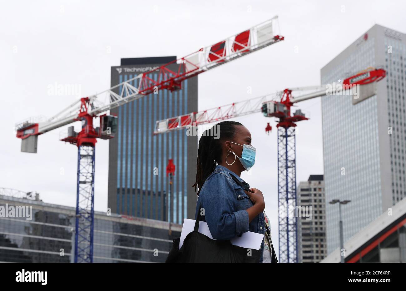 (200904) -- PARIS, le 4 septembre 2020 (Xinhua) -- UNE femme portant un masque marche dans le quartier des affaires de la Défense près de Paris, France, le 3 septembre 2020. Le gouvernement français entend mobiliser 100 milliards d'euros (118 milliards de dollars US) dans un plan de redressement de taille historique pour aider le pays à se remettre de la crise pandémique du coronavirus, a annoncé jeudi le Premier ministre Jean Castex. La transition écologique, la compétitivité et la cohésion sociale ont été identifiées comme les trois piliers du plan surnommé « France relance », qui selon Castex était « le plus massif annoncé à ce jour parmi les principaux pays européens Banque D'Images