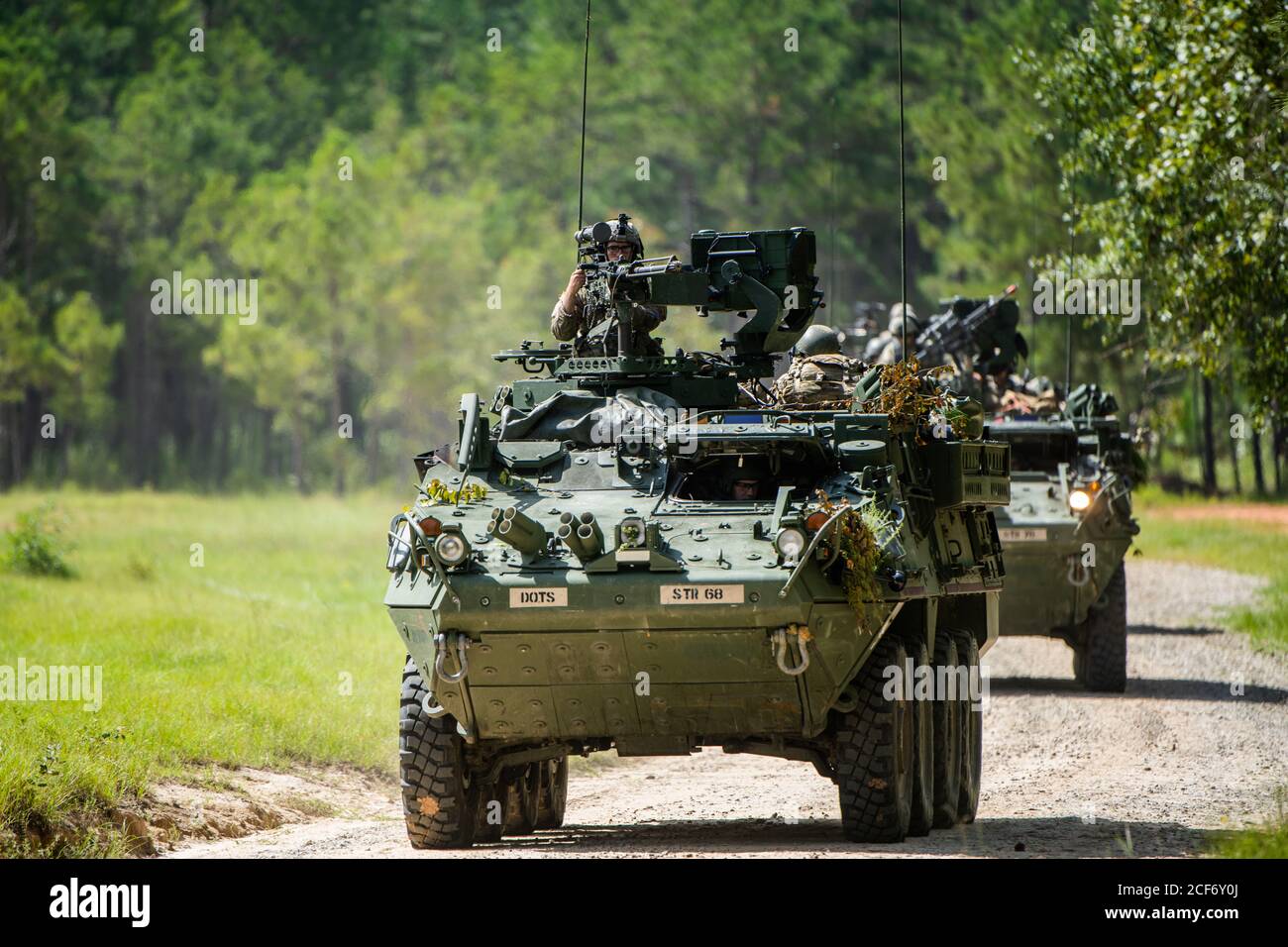 FORT BENNING, Géorgie - les étudiants du cours Scout leader conduisent les M1126 Stryker combat Vehicles. Les véhicules Stryker sont dotés d'une protection robuste, peuvent supporter des vitesses de 60 miles par heure, ont des caractéristiques communes et des capacités d'auto-récupération des pièces et ont également un système central de gonflage des pneus. (É.-U. Photo de l'armée par Patrick A. Albright, Centre d'excellence de la manœuvre et Affaires publiques de fort Benning) Banque D'Images