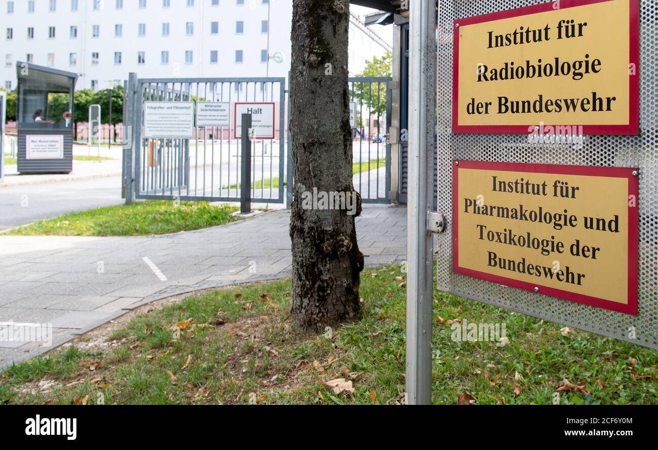 Munich, Allemagne. 03ème septembre 2020. Un panneau portant l'inscription « Institut für Pharmakologie und Toxikologie der Bundeswehr » (ci-dessous) est visible à la gare centrale de l'Académie médicale de Bundeswehr. Le critique du gouvernement russe Nawalny a été empoisonné avec l'agent neurotoxique chimique Novichok après des enquêtes menées par un laboratoire spécial de la Bundeswehr allemande. (À dpa «poursuite du développement dans le cas de l'empoisonnement de l'oppositionnelle russe Alexej Nawalny») Credit: Sven Hoppe/dpa/Alay Live News Banque D'Images