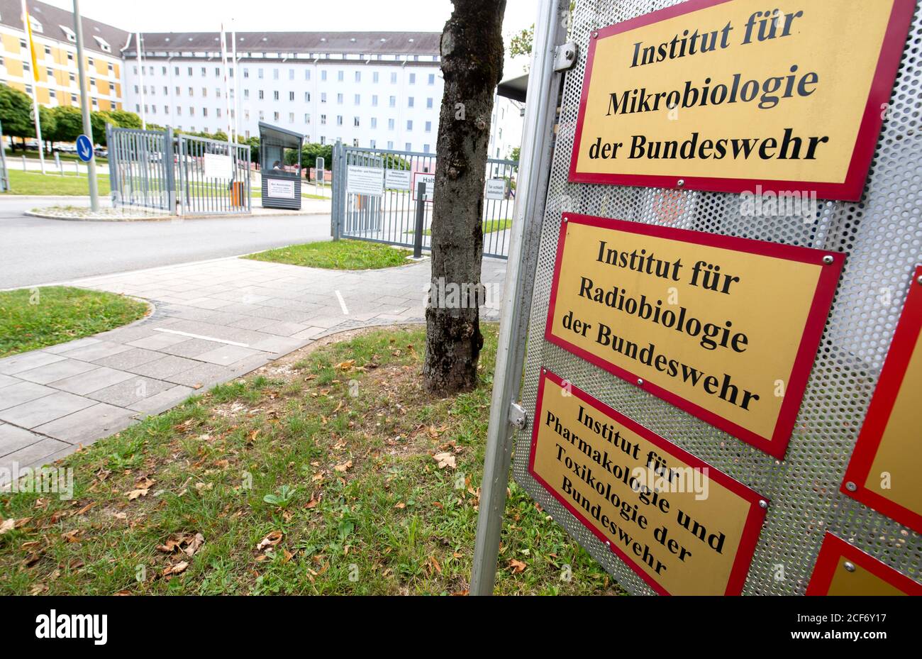 Munich, Allemagne. 03ème septembre 2020. Un panneau portant l'inscription « Institut für Pharmakologie und Toxikologie der Bundeswehr » (ci-dessous) est visible à la gare centrale de l'Académie médicale de Bundeswehr. Le critique du gouvernement russe Nawalny a été empoisonné avec l'agent neurotoxique chimique Novichok après des enquêtes menées par un laboratoire spécial de la Bundeswehr allemande. (À dpa «poursuite du développement dans le cas de l'empoisonnement de l'oppositionnelle russe Alexej Nawalny») Credit: Sven Hoppe/dpa/Alay Live News Banque D'Images
