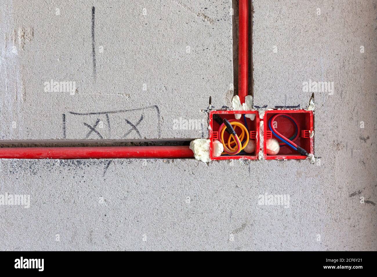 Installation de construction hydroélectrique et tuyau en fil rouge pour la rénovation de bâtiments Banque D'Images