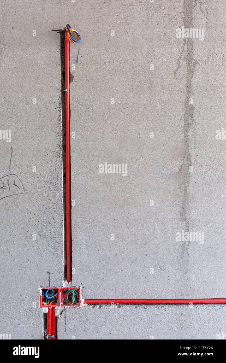 Installation de construction hydroélectrique et tuyau en fil rouge pour la rénovation de bâtiments Banque D'Images