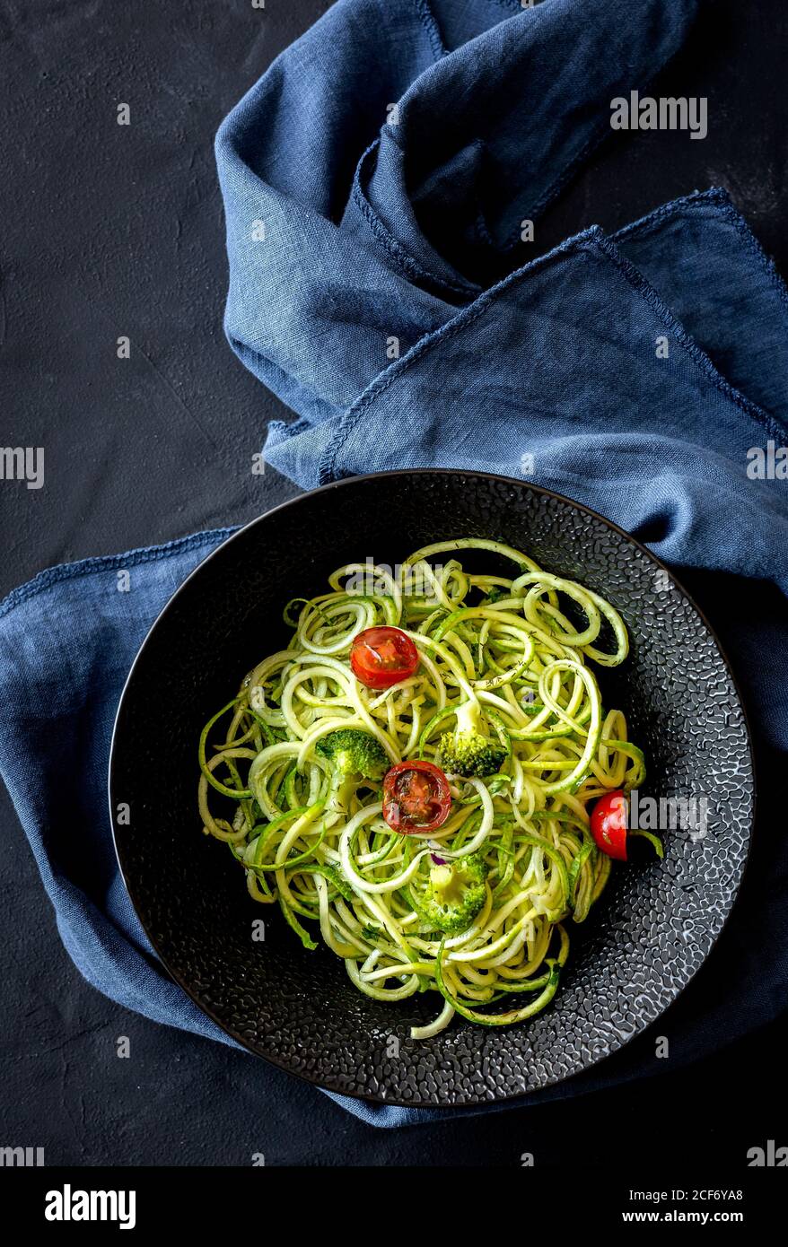 Spaghetti de courgettes maison avec sauce au pesto, brocoli et tomates cerises d'en haut. Concept alimentaire végétalien.plat.vue du dessus Banque D'Images