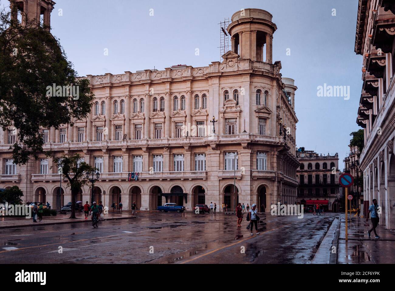 La Havane, Cuba - 14 DÉCEMBRE 2019 : ancien bâtiment colonial en pierre sur la place de la ville avec un pavé humide après la pluie et un ciel gris en arrière-plan Banque D'Images