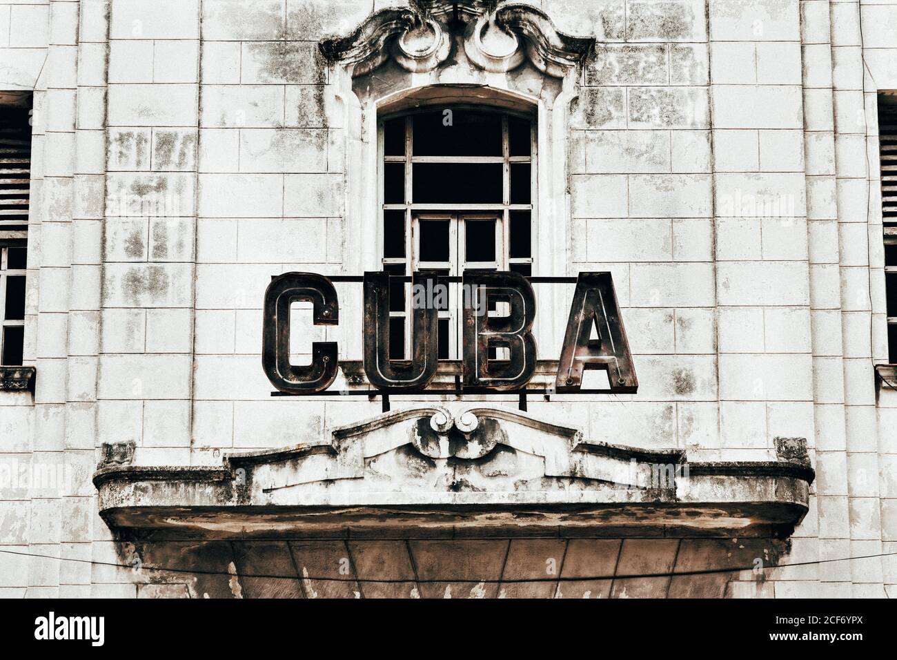 Depuis le dessous de l'ancien bâtiment à bascule dans un design élégant avec Grandes fenêtres et panneau Cuba à l'entrée Banque D'Images