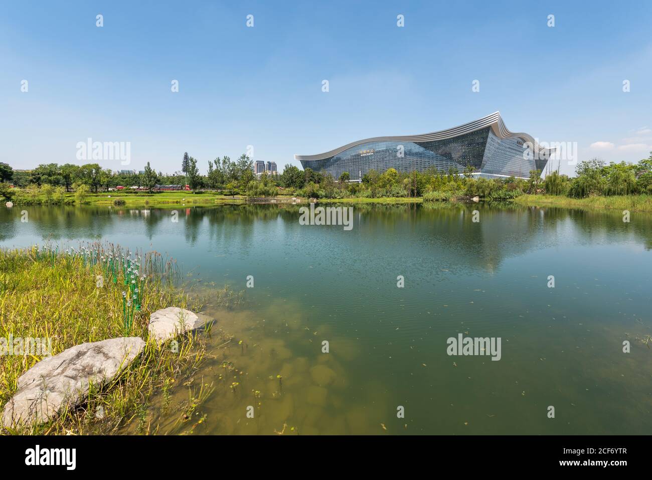 Chengdu, province du Sichuan, Chine - 26 août 2020 : bâtiment du Centre mondial du Nouveau siècle qui se reflète dans un lac par une journée ensoleillée avec un ciel bleu clair Banque D'Images