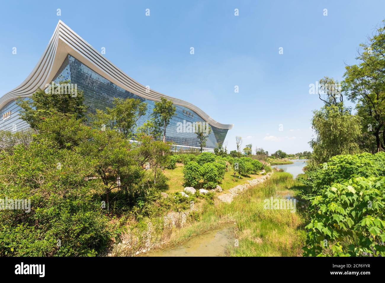 Chengdu, province du Sichuan, Chine - 26 août 2020 : vue sur le bâtiment du Centre mondial du Nouveau siècle depuis le parc Guixi par une journée ensoleillée avec un ciel bleu clair Banque D'Images