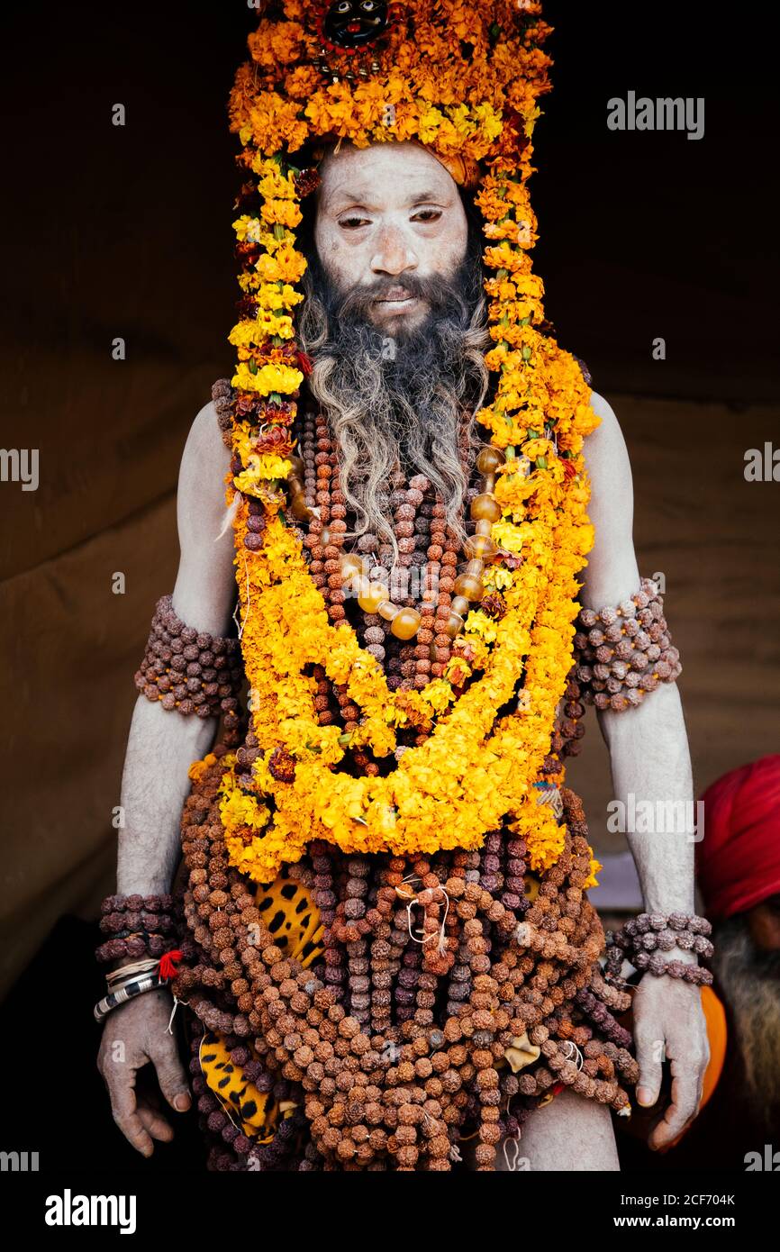 Allahabad City, Inde - FÉVRIER, 2018: Hindou sadhu portant un turban de couleur ocre et des colliers colorés sur le festival Prayag Kumgh Mela Banque D'Images