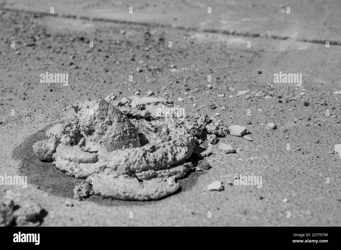 Pratique de la réparation de dalles de béton irrégulières par perçage de trous et pompage de l'orifice de remplissage pour relever la section inférieure Banque D'Images