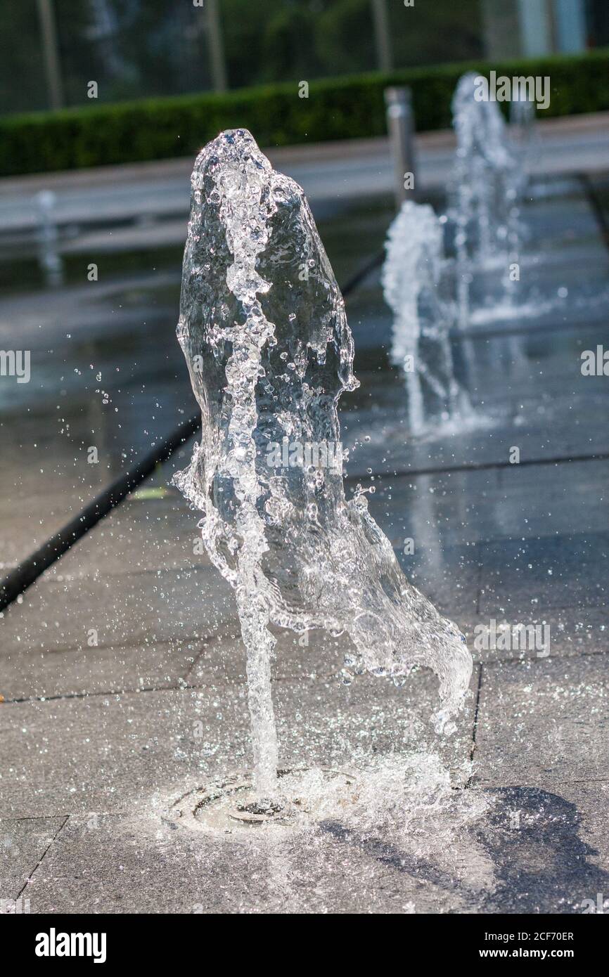 Vue rapprochée d'une fontaine extérieure et d'une piscine en marbre Banque D'Images