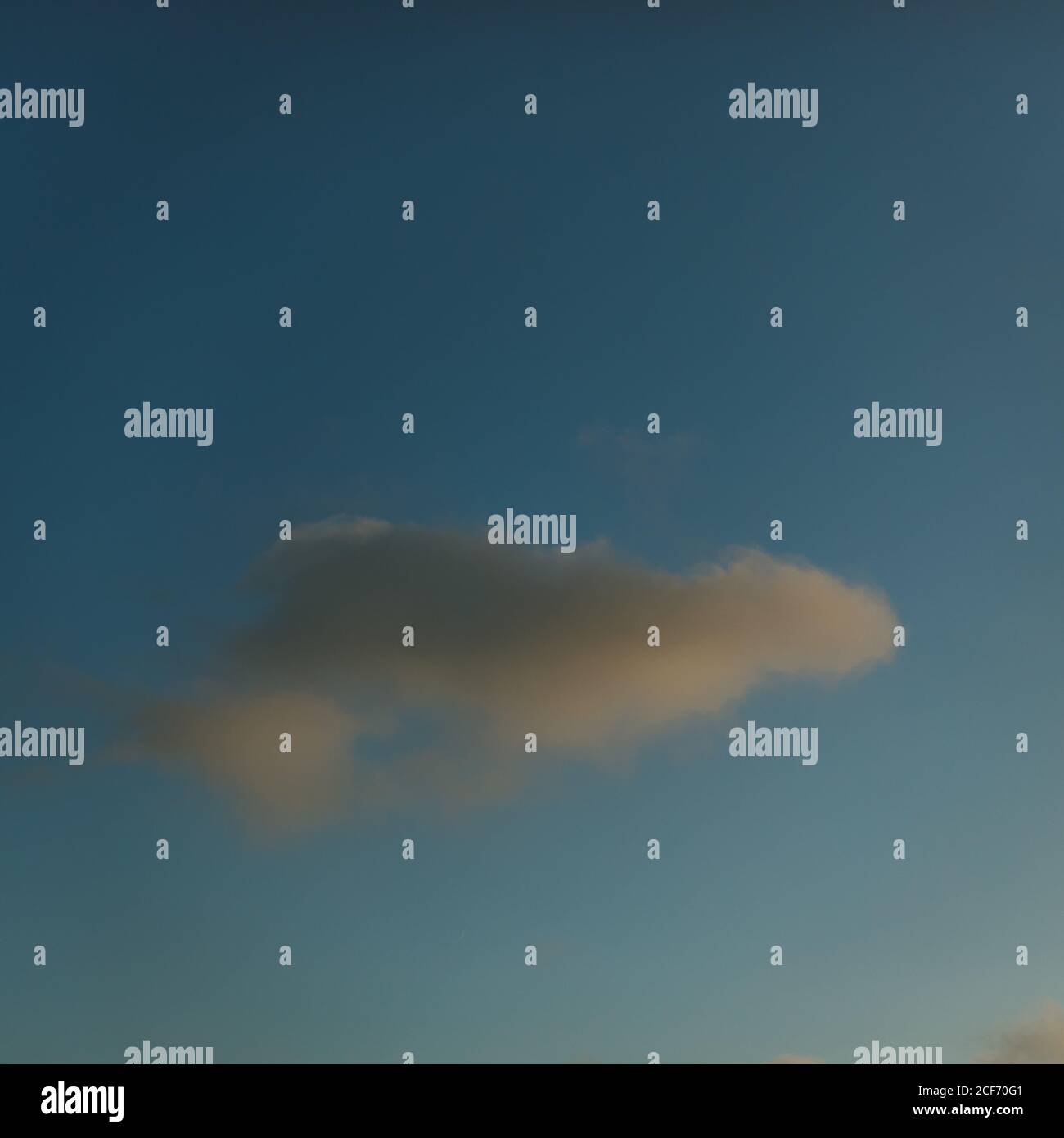 De dessous de petit nuage gris avec ciel bleu clair en arrière-plan Banque D'Images