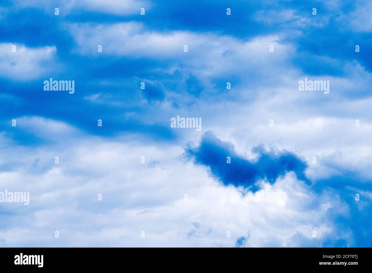 nuages de pluie dans le ciel bleu pour le fond Banque D'Images