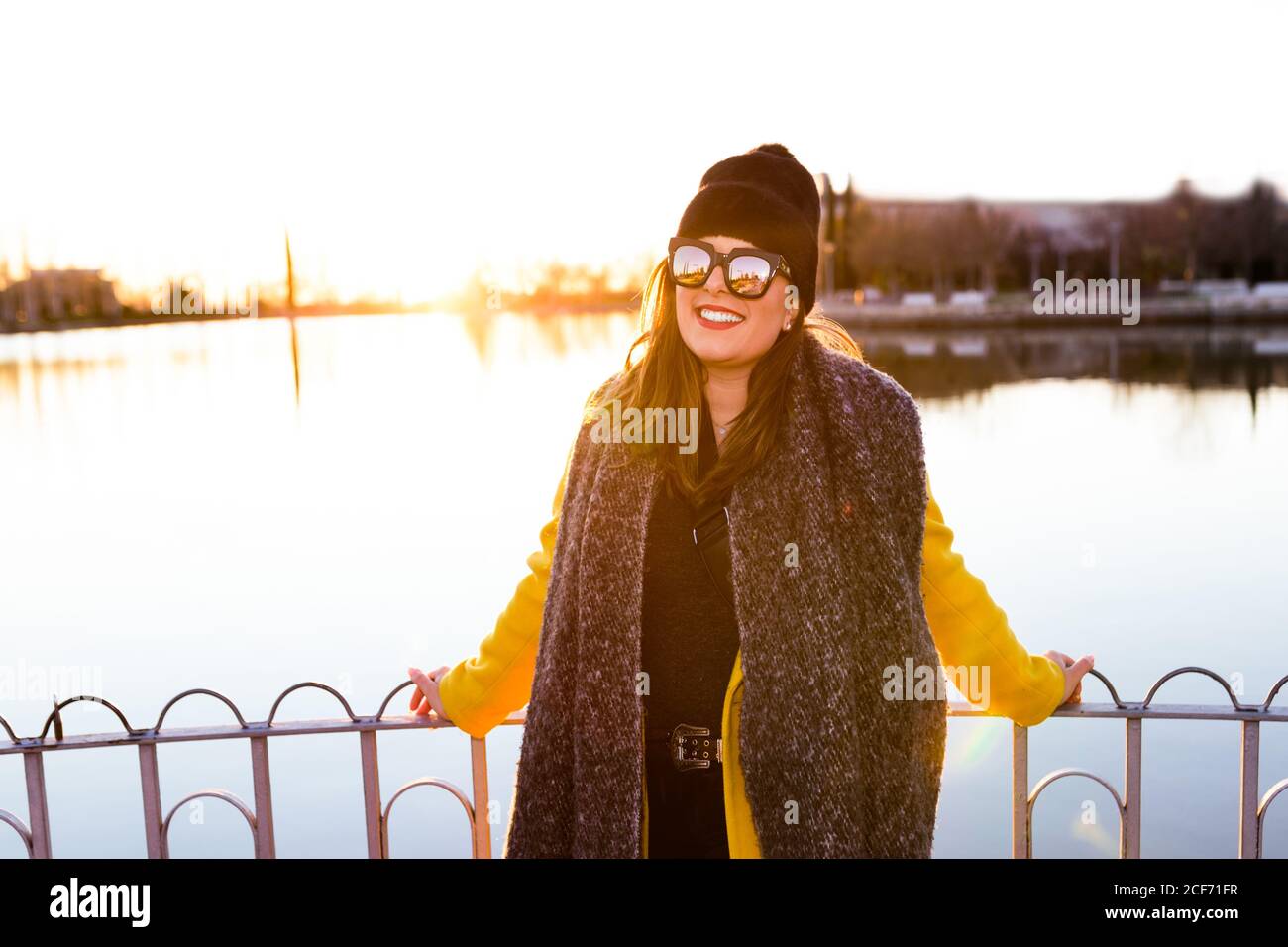 Charmante femme en tenue décontractée sur le rivage du lac Banque D'Images