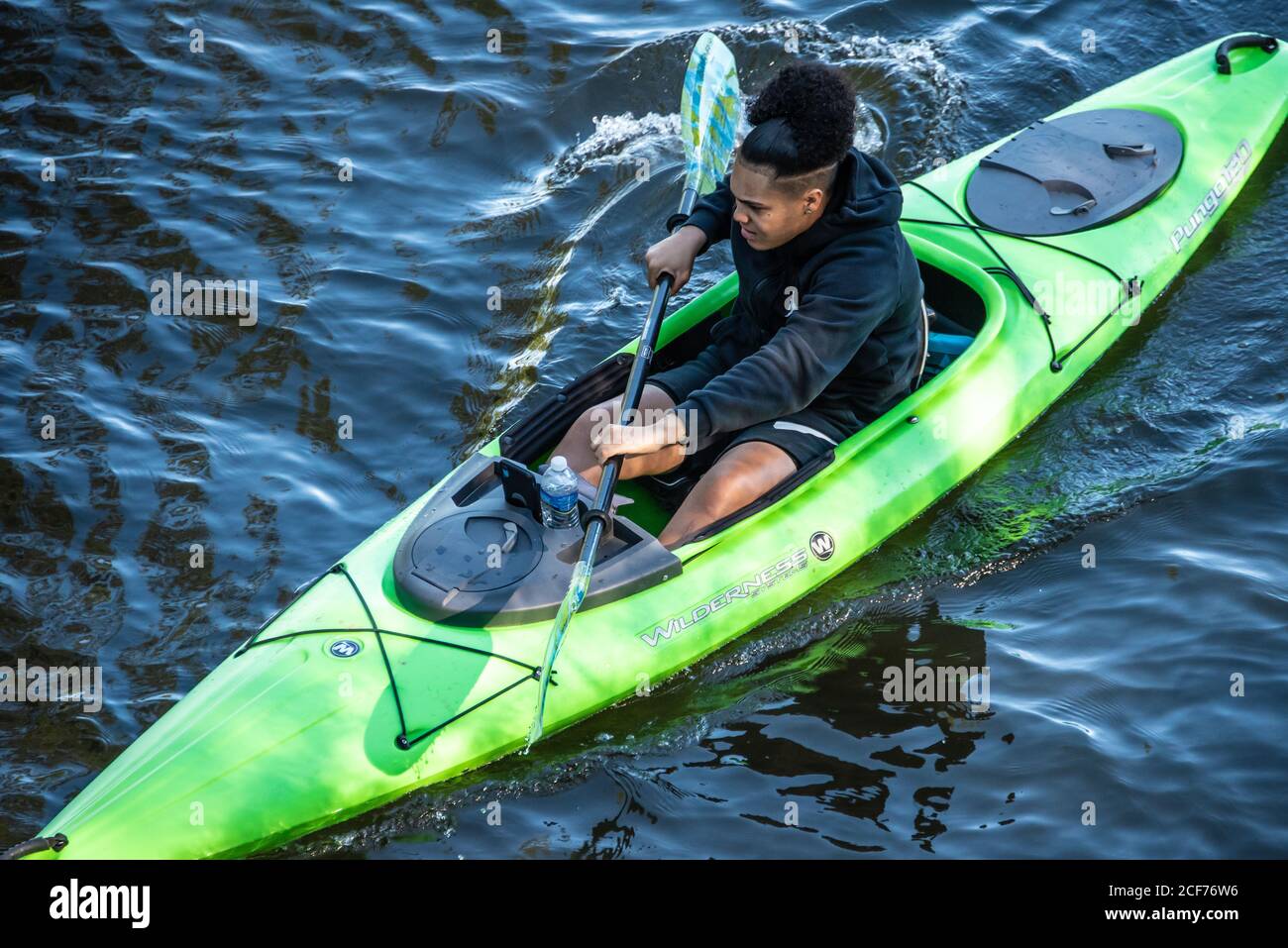 Kayakiste explorant le lac de Stone Mountain dans le parc de Stone Mountain près d'Atlanta, Géorgie. (ÉTATS-UNIS) Banque D'Images
