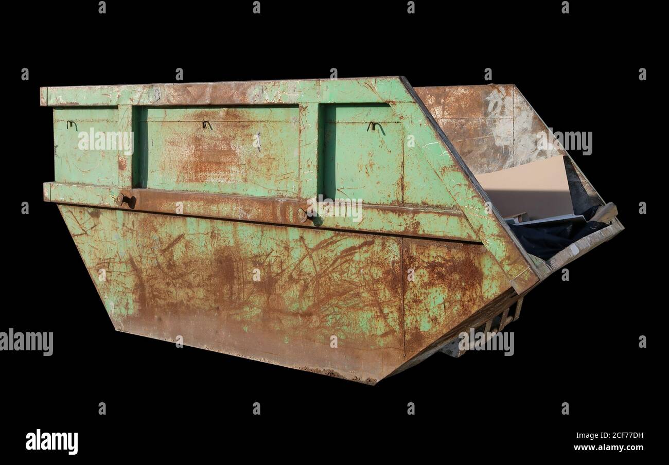 Conteneur en acier vieillié et rouillé vert pour déchets industriels et de construction. Isolé sur le noir Banque D'Images