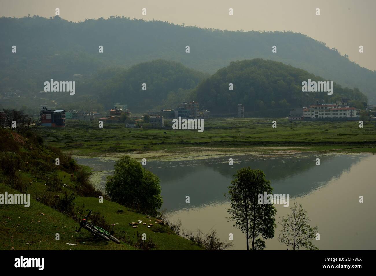 Vue sur le lac Phewa, les colonies et les collines adjacentes de Pokhara, Kaski, province de Gandaki Pradesh, Népal. Banque D'Images