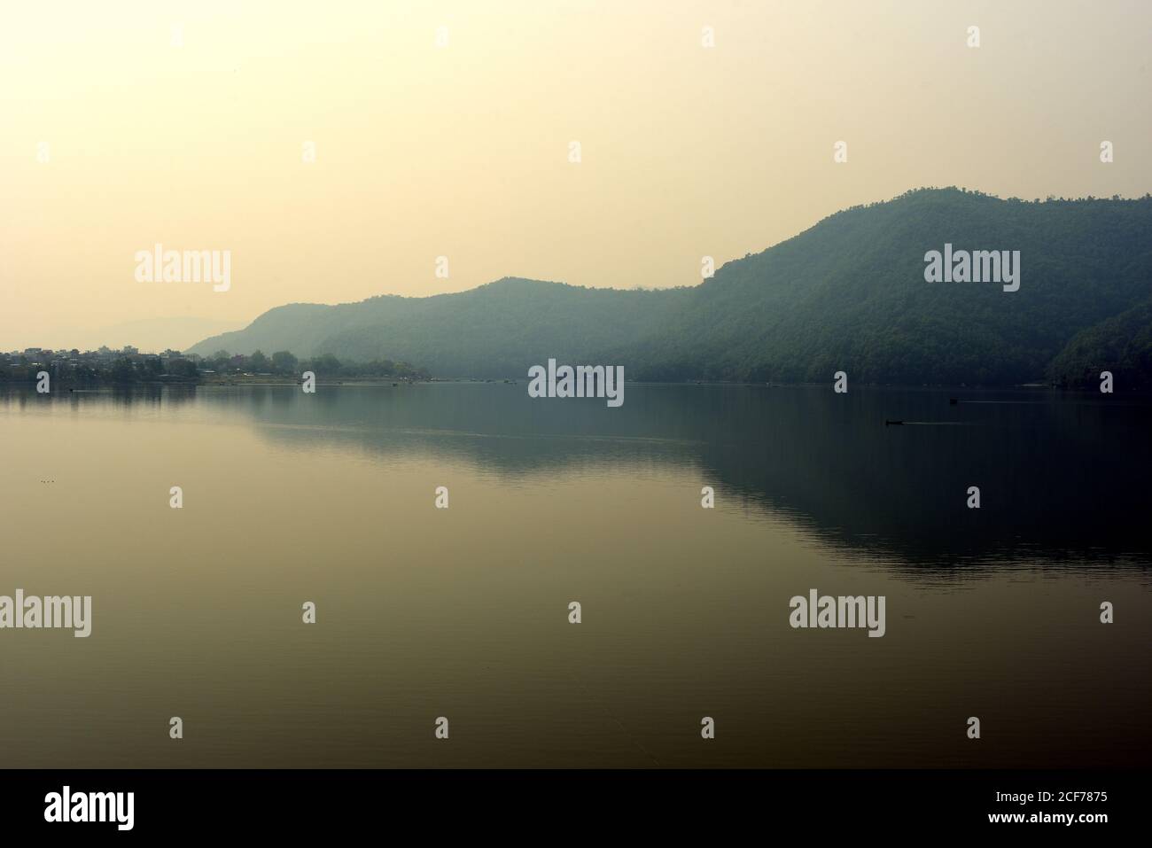 Vue du matin sur le lac Phewa et les collines adjacentes à Kaski, province de Gandaki Pradesh, Népal. Banque D'Images Vue du matin sur le lac Phewa et les collines adjacentes à Kaski, province de Gandaki Pradesh, Népal. Banque D'Images