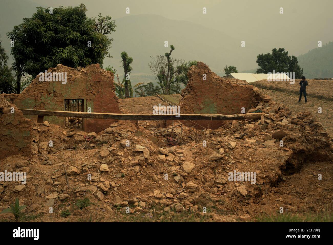 Maison détruite par les tremblements de terre de 2015 au Népal dans le district rural de Kavrepalanchok, Bagmati Pradesh, au Népal. Banque D'Images