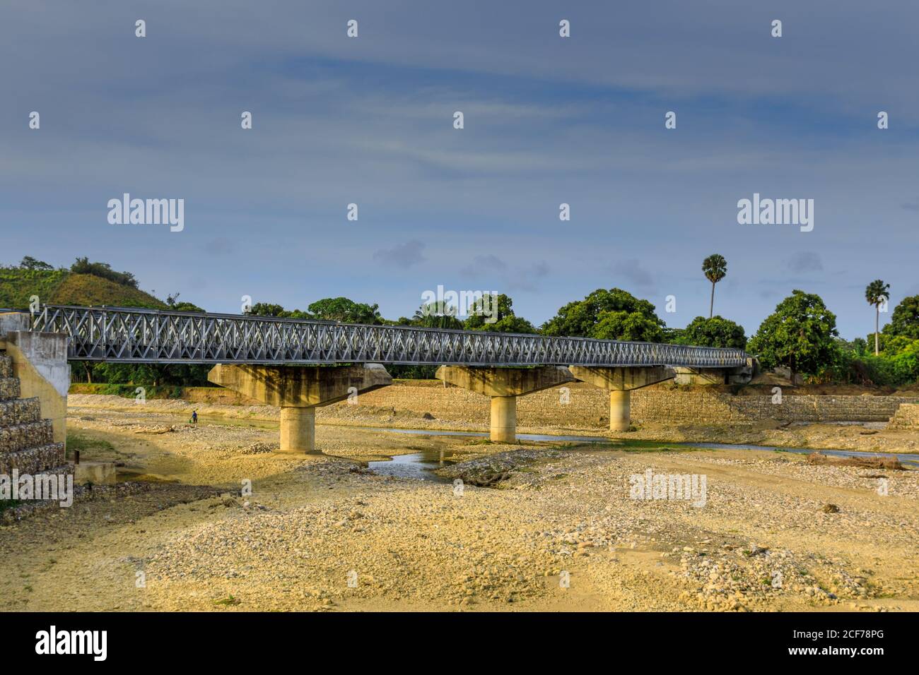 Pont sur la rivière sèche au sud de Santiago. Banque D'Images