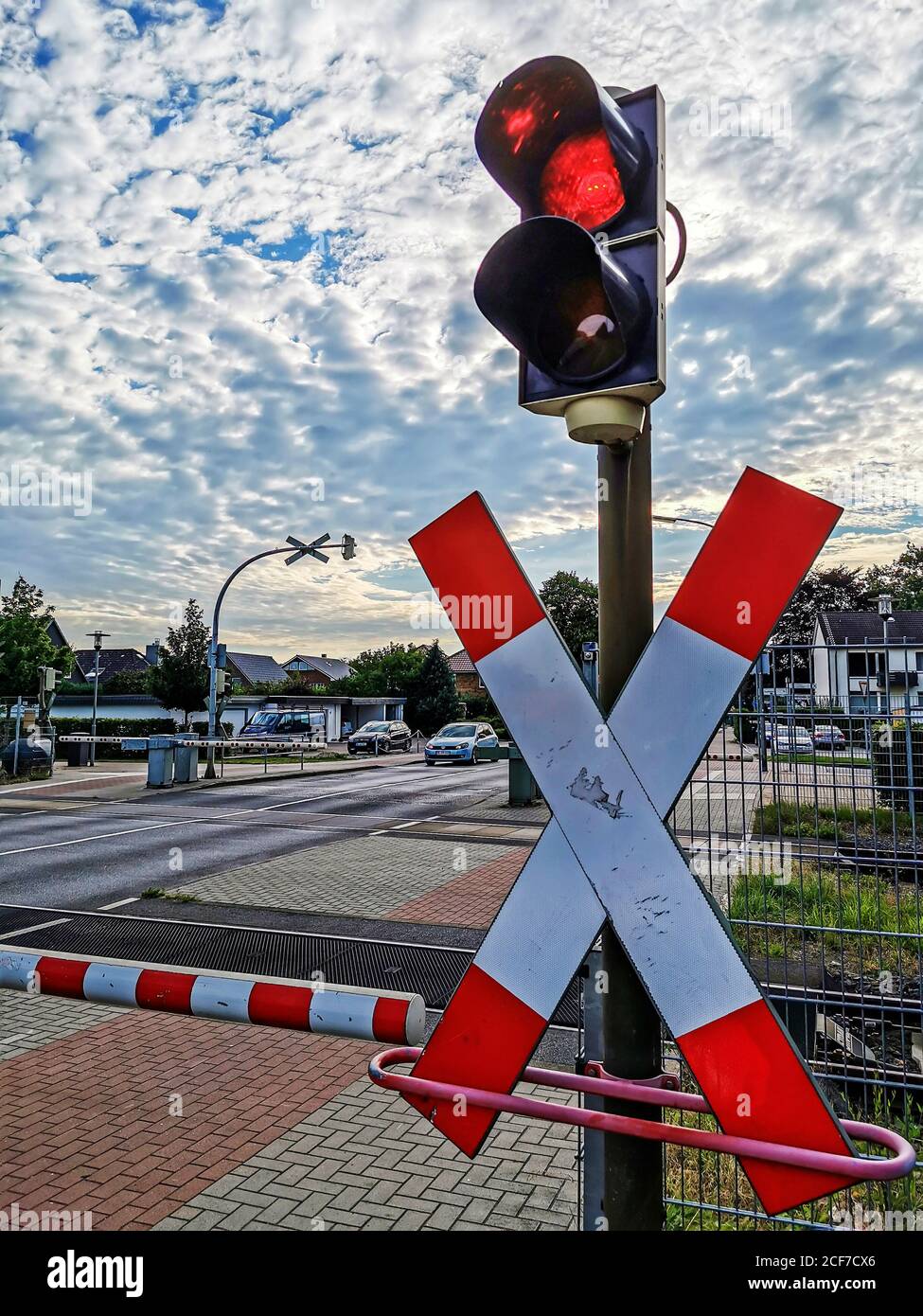 NORDERSTEDT, ALLEMAGNE - 05 août 2020: Barrière rouge signalisation danger train St. andrew's cross transport symbole voie ferrée signalisation rue arrêt de chemin de fer tra Banque D'Images