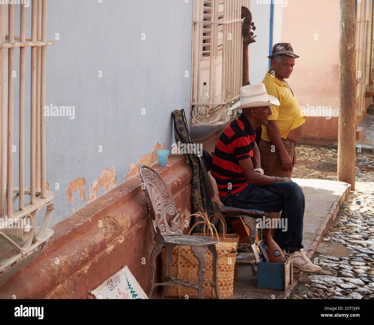 CUBA - le 28 DÉCEMBRE 2018 : musiciens cubains âgés gens dans la rue assis et passant du temps Banque D'Images