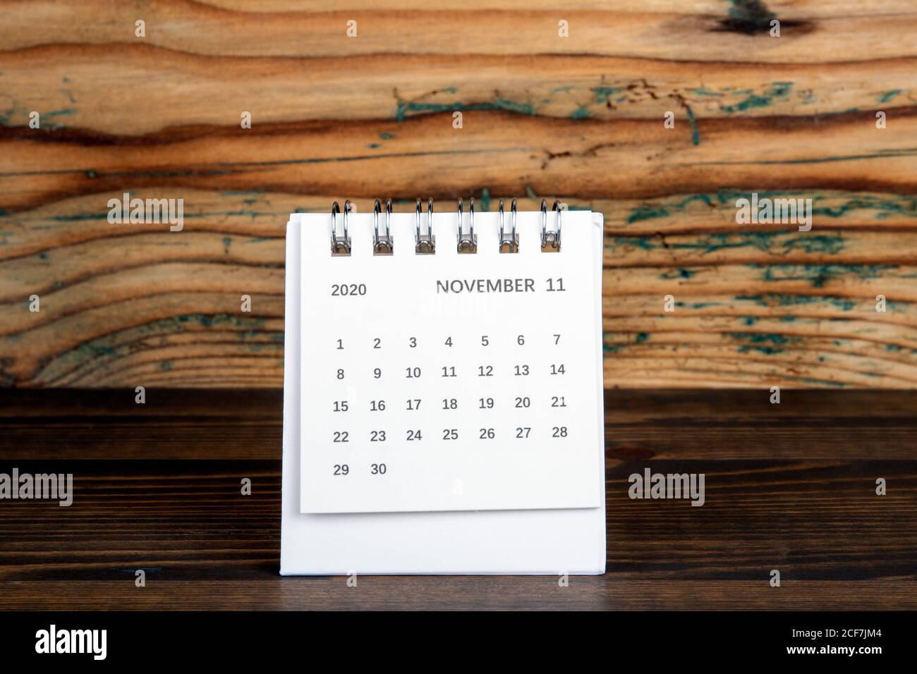 2020 NOVEMBRE. Calendrier en papier blanc sur une table en bois. Planification du temps, comptage des jours et jours fériés Banque D'Images