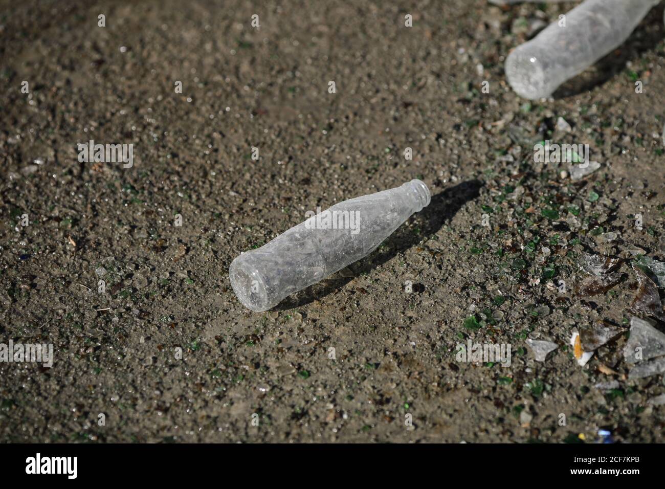 Vider les bouteilles dans un centre de recyclage en verre. Banque D'Images