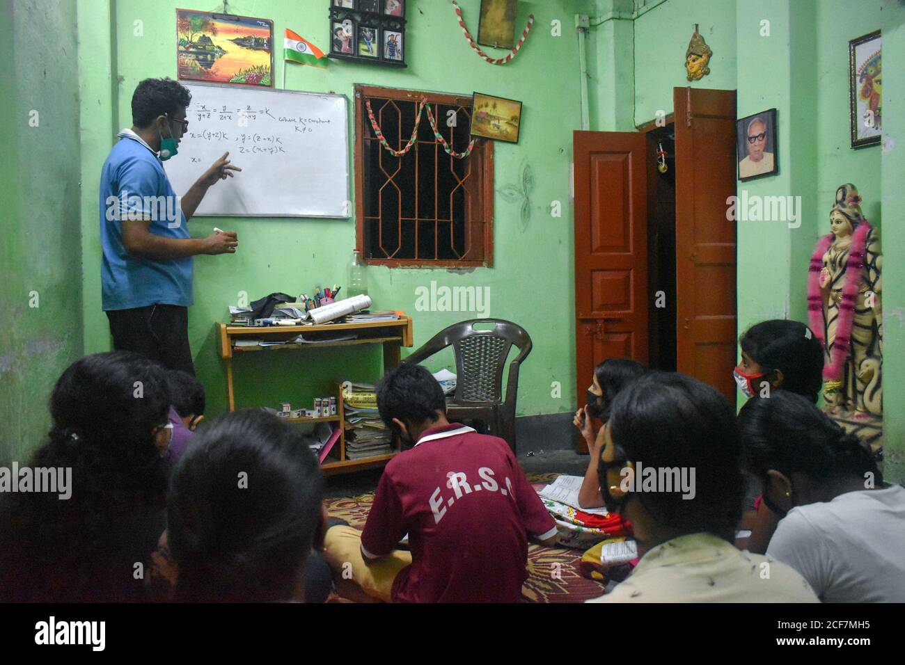 Kolkata, Inde. 03ème septembre 2020. Koustav Kanjilal, un professeur de mathématiques prenant un cours de mathématiques dans son centre de formation pendant l'étape de déverrouillage 4.0 à Kolkata. Pour la pandémie Covid-19, les écoles sont fermées, mais les élèves suivent des cours en ligne, suivent des cours privés et maintiennent toutes les normes de sécurité. (Photo de Sudipta Das/Pacific Press) crédit: Pacific Press Media production Corp./Alay Live News Banque D'Images