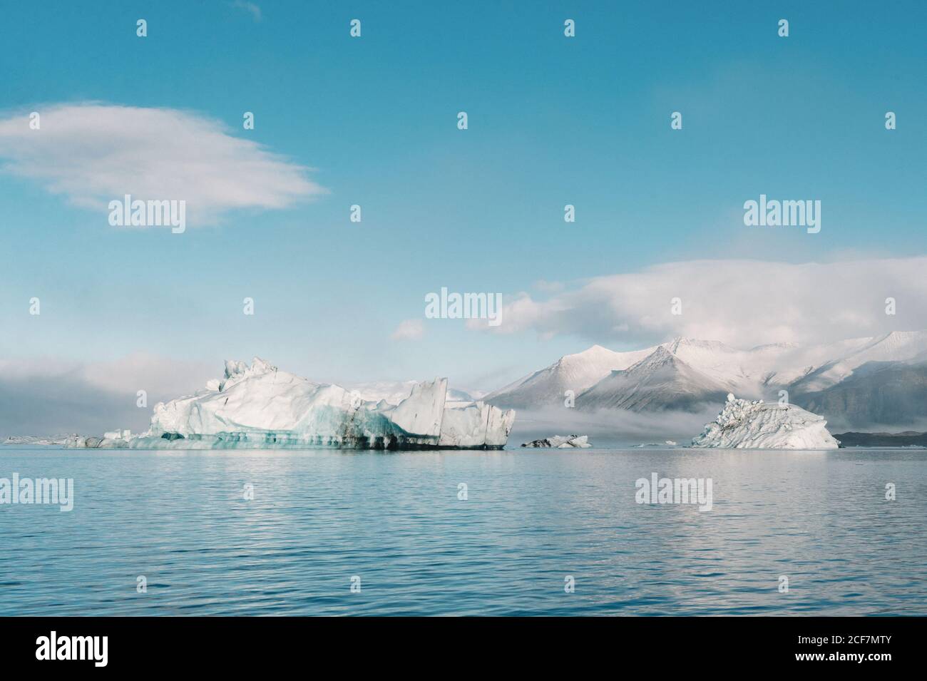 Vue pittoresque de glace sur la surface de l'eau en hiver et Ciel bleu avec des nuages en Islande Banque D'Images
