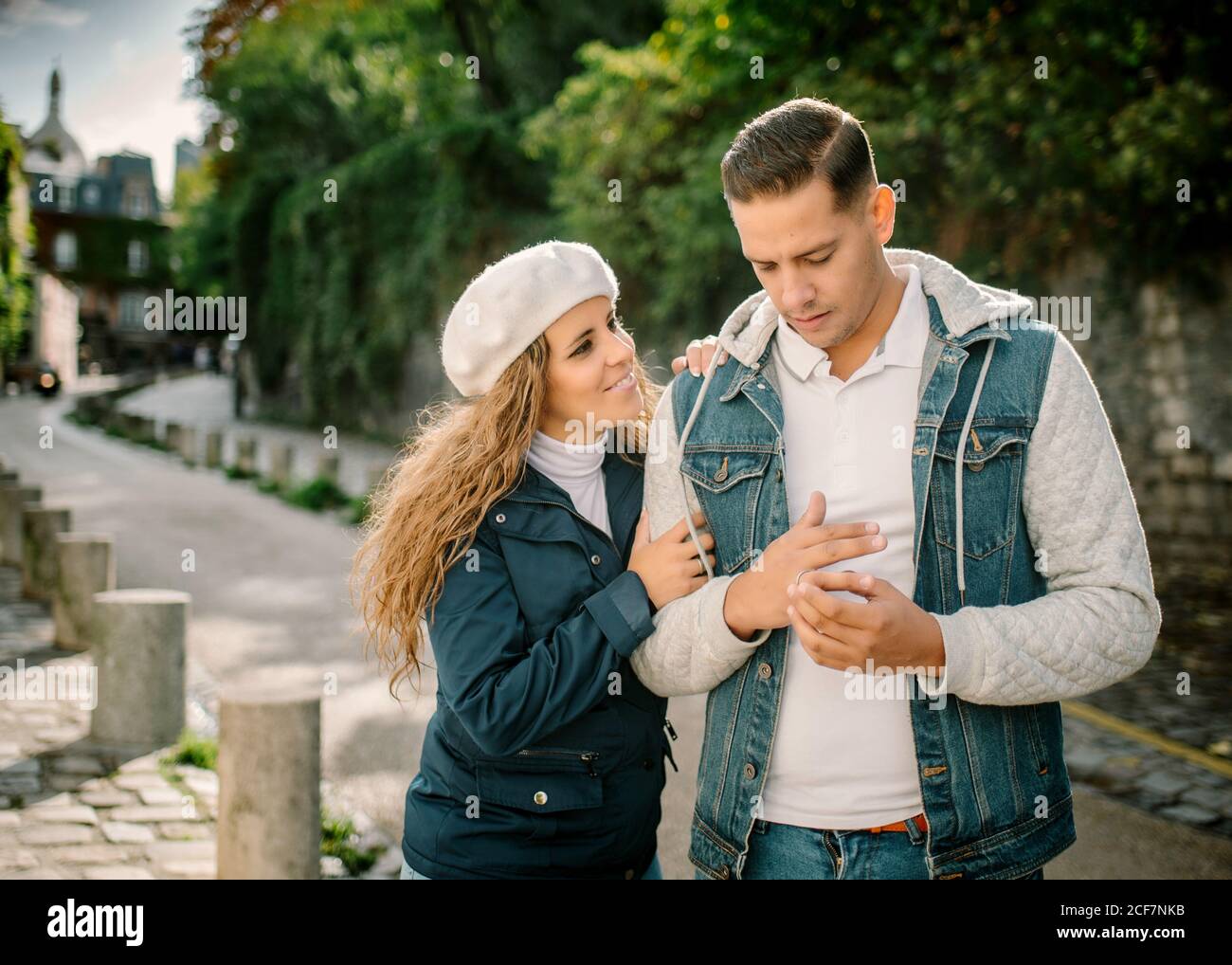 Homme touchant l'anneau d'engagement tandis que la femme de fiancé le hante dans la rue Banque D'Images