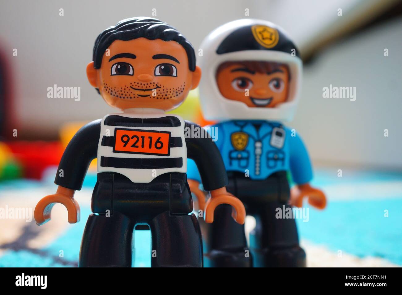 POZNAN, POLOGNE - 02 septembre 2020 : prisonnier LEGO Duplo debout devant un policier avec casque Banque D'Images