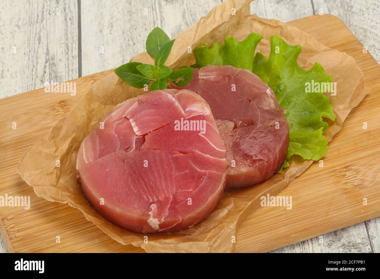 Raw tuna steak ronde prêt pour grill Banque D'Images